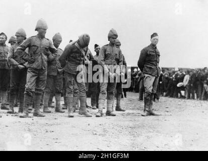 The Second Anglo - Boer War, South Africa 1899 - 1902 As a war correspondent for the Morning Post, Winston Churchill was captured by the Boers while travelling in an armoured train which was wrecked. Picture shows: A group of prisoners, with Churchill on the right. Stock Photo