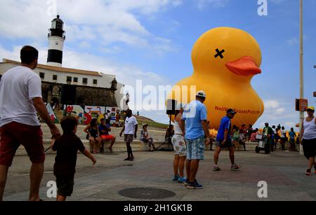 salvador, bahia / brazil - november 29, 2015: Inflatable duck symbol of the campaign - I will not pay the duck - promoted Federation of Industries of Stock Photo