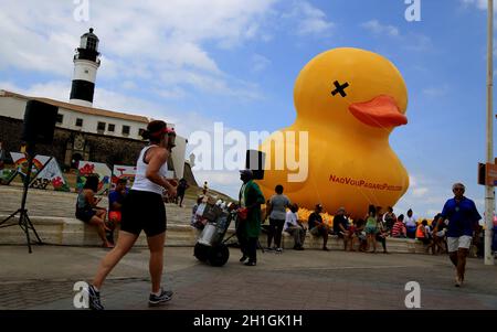 salvador, bahia / brazil - november 29, 2015: Inflatable duck symbol of the campaign - I will not pay the duck - promoted Federation of Industries of Stock Photo