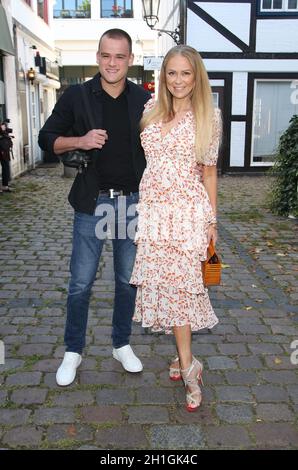 Jenny Elvers with son Paul Jolig, during the  Golden Things meets Pink Carpet' pre-closing Finissage at Studio 28   Hamburg Stock Photo