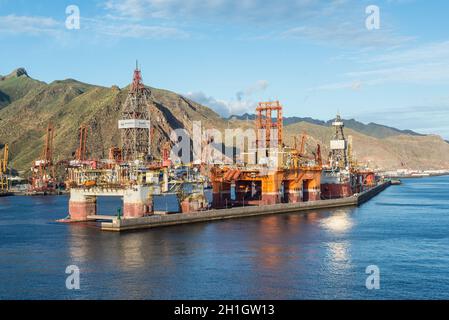 Santa Cruz de Tenerife, Canary Islands, Spain - Desember 11, 2016: Sea drill platforms West Taurus in the harbour of the Santa Cruz de Tenerife, Canar Stock Photo