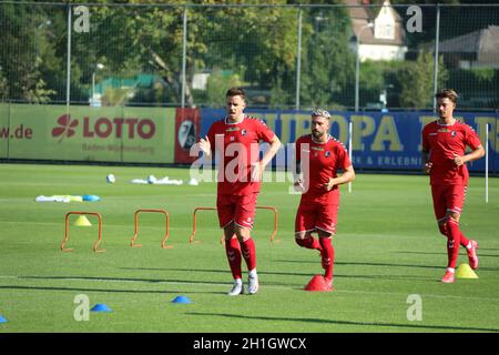 Geschicklichkeitsparcours: v.li. Christian Guenter (Freiburg), Brandon Borrello (SC Freiburg), und Robin Koch (Freiburg) beim Trainingsauftakt beim Fu Stock Photo