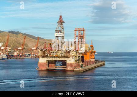 Santa Cruz de Tenerife, Canary Islands, Spain - Desember 11, 2016: Sea drill platform West Taurus in the harbour of the Santa Cruz de Tenerife, Canary Stock Photo