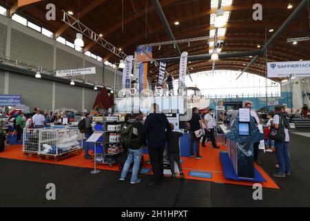 Besucher an einem Messestand der Fachmesse Interboot 2020 Friedrichshafen Stock Photo