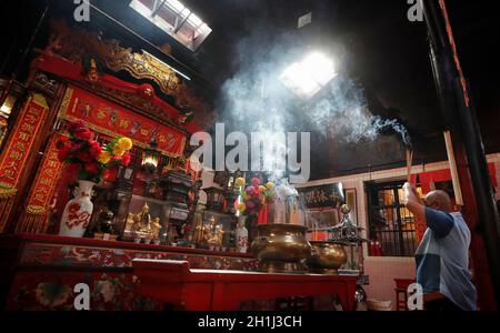 Kuala Lumpur, Malaysia. 18th Oct, 2021. A man seen performing rituals at a temple near Chinatown in Kuala Lumpur. Credit: SOPA Images Limited/Alamy Live News Stock Photo