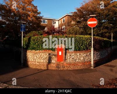 AJAXNETPHOTO. 2020. WORTHING, ENGLAND. - WALL POST - RECESSED ROYAL MAIL POST BOX IN WALL. LATE AFTERNOON SUN. PHOTO:JONATHAN EASTLAND/AJAXREF:GR202212 9916 Stock Photo
