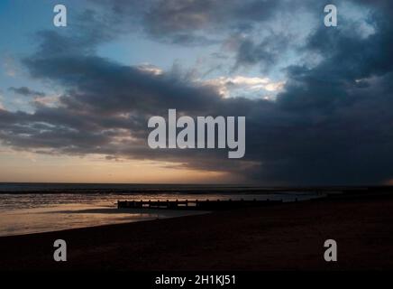 AJAXNETPHOTO. FEBRUARY, 2018. WORTHING, ENGLAND. - CALM BEFORE THE STORM - BROODING LOW STRATUS CLOUD GATHERING OVER MENACING DARK SEA LOOKING OUT ACROSS THE CHANNEL.  PHOTO:JONATHAN EASTLAND/AJAXREF:GR180404 7727 Stock Photo