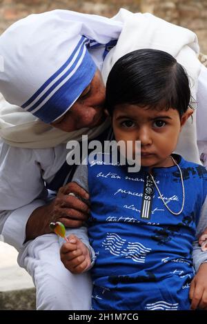 Mother Teresa with children ; Calcutta ; India Stock Photo - Alamy