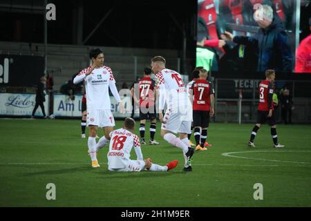 Spielende: Die Mainzer Spieler um Luca Kilian (FSV Mainz 05) und Dong-Won Ji (FSV Mainz 05) feiern den 3:1 Auswärtserfolg im Breisgau, die Freiburger Stock Photo