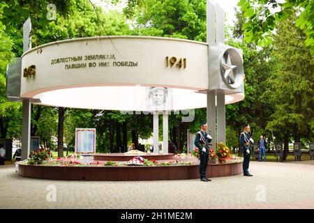 Slavyansk-on-Kuban, Russia - May 9, 2018: Guard festive duty near the monument to the soldiers of the liberators. Festive parade on May 9 in Slavyansk Stock Photo