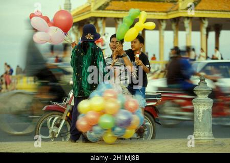a balloon saller in front of the Preah Ang Dorngkeu shrine at the Tonle Sap River in the city of Phnom Penh of Cambodia.  Cambodia, Phnom Penh, Februa Stock Photo