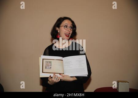 Lauren Leiderman bei der Buchbesprechung 'Das Poesiealbum von Eva Goldberg' - mit Einträgen von Anne Frank und Präsentation des am 5.11.2021 zu verleg Stock Photo