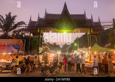 the Nightmarket at the Wat Sa Bua Temple in the city of Phetchaburi or Phetburi in the province of Phetchaburi in Thailand.   Thailand, Phetburi, Nove Stock Photo