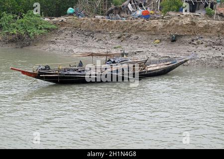 Rowing boat in the swampy areas of the Sundarbans, UNESCO World Heritage Site, India Stock Photo