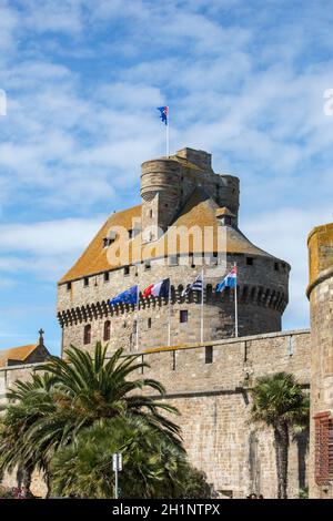 The castle of Duchess Anne of Brittany in the walled city houses the town hall and the museum of history of the city and Ethnography of the country of Stock Photo