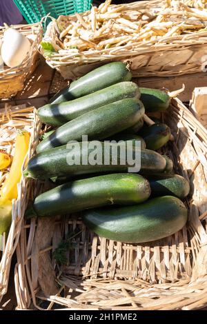 organic zucchini on a stall of a small farmers market Stock Photo - Alamy