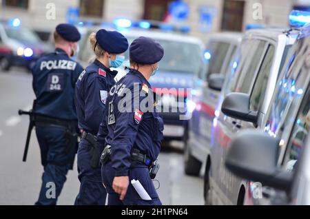 Polizei-Einsatz und Polizei Kontrolle in Wien - Lockdown Shutdown