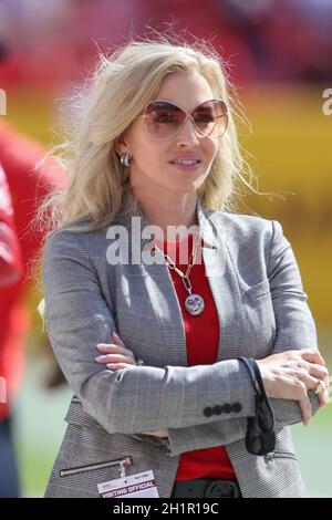 Sunday, October 17, 2021; Landover, MD, USA; Tavia Shackles, wife of Kansas City Chiefs owner Clark Hunt, was with daughter Gracie on the sidelines wa Stock Photo