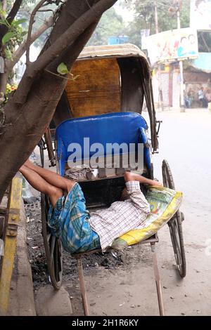 A cycle rickshaw carry passengers in Dhaka, Bangladesh Stock Photo - Alamy