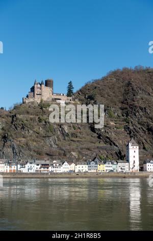 Blick von St. Goar über den Rhein auf St. Goarshausen und Burg Katz, Rheinland-Pfalz, Deutschland Stock Photo