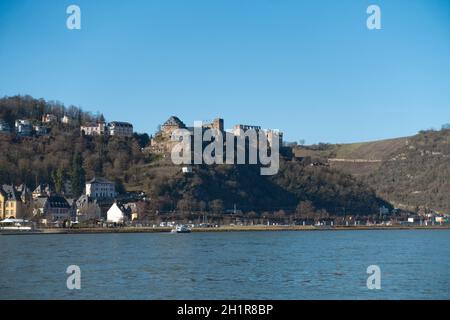 Blick von St. Goarshausen über den Rhein auf St. Goar und Burg Rheinfels, Rheinland-Pfalz, Deutschland Stock Photo