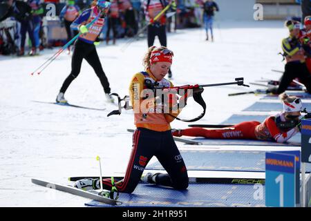 Janina Hettich (SC Schönwald) am Schießstand bei der IBU Biathlon-Weltmeisterschaft Antholz 2020 Stock Photo