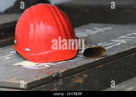 Ein Schutzhelm und ein Sprenghorn des Sprengmeisters mit Sprengausrüstung des österreichischen Bundesheeres, Österreich, Europa - A protective helmet Stock Photo