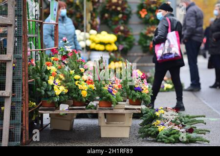 Verkauf von Blumen-Buketts für Gräber auf dem Wiener Zentralfriedhof; Österreich; Europa - Sale of flower bouquets for graves at the Vienna Central Ce Stock Photo