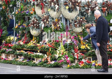 Verkauf von Blumen-Buketts für Gräber auf dem Wiener Zentralfriedhof; Österreich; Europa - Sale of flower bouquets for graves at the Vienna Central Ce Stock Photo