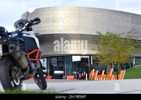 Außenansicht der KTM Motohall in Mattighofen, Oberösterreich, Österreich, Europa - Exterior view of the KTM Motohall in Mattighofen, Upper Austria, Au Stock Photo