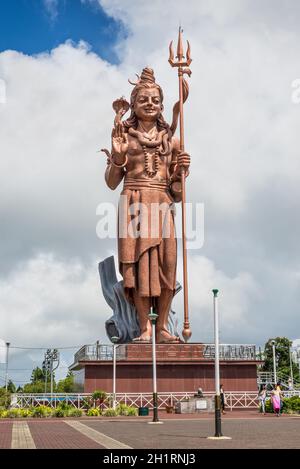 Grand Bassin, Mauritius - December 26, 2017: Mangal Mahadev - Shiva Statue, 33 m tall Hindu god, standing at the entrance of Ganga Talao - Grand Bassi Stock Photo