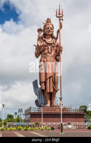 Grand Bassin, Mauritius - December 26, 2017: Mangal Mahadev - Shiva Statue, 33 m tall Hindu god, standing at the entrance of Ganga Talao - Grand Bassi Stock Photo