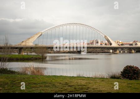 Modern bridge of Spanish architecture crossing the Guadiana river as it passes through Mérida. Spain Stock Photo