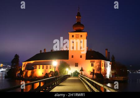 Schloss Ort in Orange erleuchtet aufgrund der weltweiten UN-Women-Kampagne '16 Tage gegen Gewalt an Frauen und Mädchen' - Castle Ort in Orange lights Stock Photo