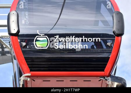 Neue Seilbahn auf das Zwölferhorn in Sankt Gilgen am Wolfgangsee, Österreich, Europa - New cable car to the Zwölferhorn in Sankt Gilgen on Wolfgangsee Stock Photo