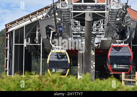 Neue Seilbahn auf das Zwölferhorn in Sankt Gilgen am Wolfgangsee, Österreich, Europa - New cable car to the Zwölferhorn in Sankt Gilgen on Wolfgangsee Stock Photo