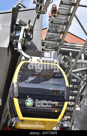 Neue Seilbahn auf das Zwölferhorn in Sankt Gilgen am Wolfgangsee, Österreich, Europa - New cable car to the Zwölferhorn in Sankt Gilgen on Wolfgangsee Stock Photo