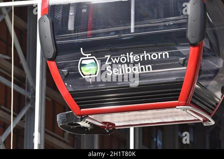 Neue Seilbahn auf das Zwölferhorn in Sankt Gilgen am Wolfgangsee, Österreich, Europa - New cable car to the Zwölferhorn in Sankt Gilgen on Wolfgangsee Stock Photo