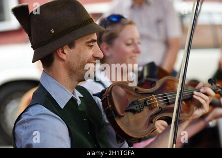 Geigentag in Bad Goisern, Treffen von Geigenspieler und anderen Volksmusikern, Austria, Europa - Violin Day in Bad Goisern, meeting of violin players Stock Photo