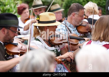 Geigentag in Bad Goisern, Treffen von Geigenspieler und anderen Volksmusikern, Austria, Europa - Violin Day in Bad Goisern, meeting of violin players Stock Photo