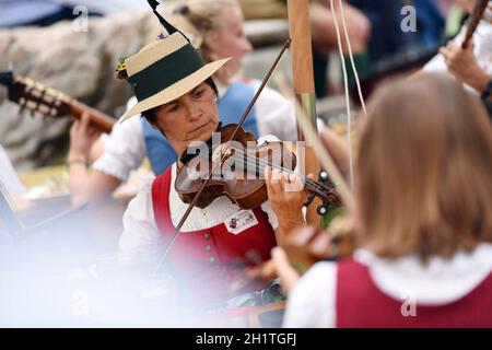 Geigentag in Bad Goisern, Treffen von Geigenspieler und anderen Volksmusikern, Austria, Europa - Violin Day in Bad Goisern, meeting of violin players Stock Photo