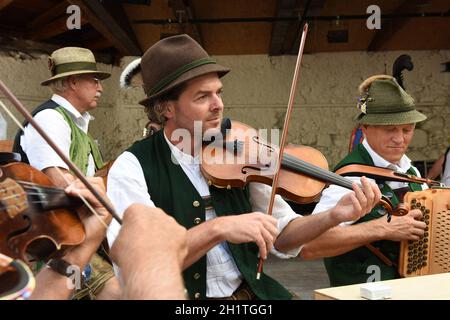 Geigentag in Bad Goisern, Treffen von Geigenspieler und anderen Volksmusikern, Austria, Europa - Violin Day in Bad Goisern, meeting of violin players Stock Photo