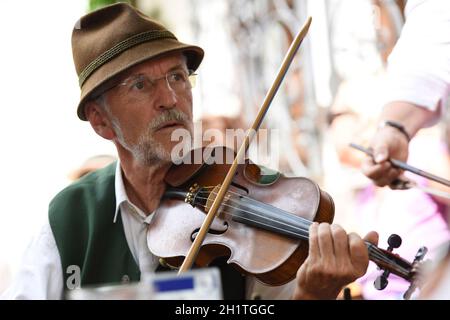 Geigentag in Bad Goisern, Treffen von Geigenspieler und anderen Volksmusikern, Austria, Europa - Violin Day in Bad Goisern, meeting of violin players Stock Photo