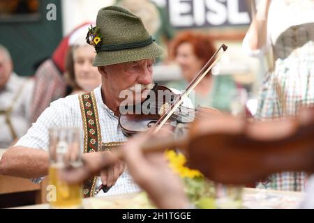 Geigentag in Bad Goisern, Treffen von Geigenspieler und anderen Volksmusikern, Austria, Europa - Violin Day in Bad Goisern, meeting of violin players Stock Photo