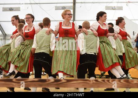 Öffentliche Aufführung traditioneller österreichischer Volkstänze beim Fest der Volkskultur in Oberwang, Österreich - Public performance of traditiona Stock Photo