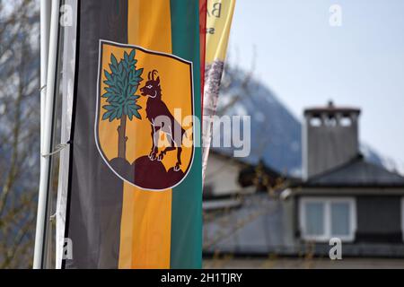 Fahne mit dem Stadtwappen von Bad ischl, Salzkammergut, Österreich, Europa - Flag with the city arms of Bad ischl, Salzkammergut, Austria, Europe Stock Photo