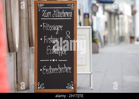 Lockdown in Corona-Krise - Take away in der geschlossenen Gastronomie, Cafe Zauiner, Bad Ischl, Oberösterreich, Österreich, Europa - Lockdown in Coron Stock Photo