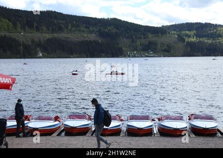 Die Tretboote am Titisee stehen bereit, es fehlt noch an der Kundschaft  An den Pfingstfeiertagen erfolgte auch im Hochschwarzwald in der Tourismusbra Stock Photo