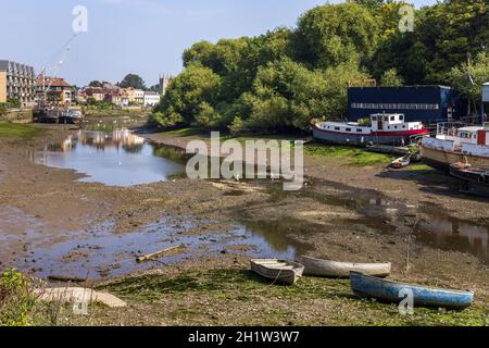 The River Thames at Isleworth at low tide,with Isleworth Ait and Wood's boatyard on the right. Stock Photo