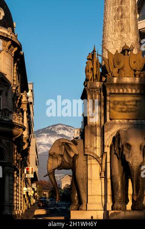 FRANCE. SAVOIE (73). CHAMBERY. FONTAINE DES ELEPHANTS, BAPTISEE ' LES QUATRE-SANS-CUL ' PAR LES HABITANTS Stock Photo